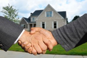 hand shake between real estate agent and buyer